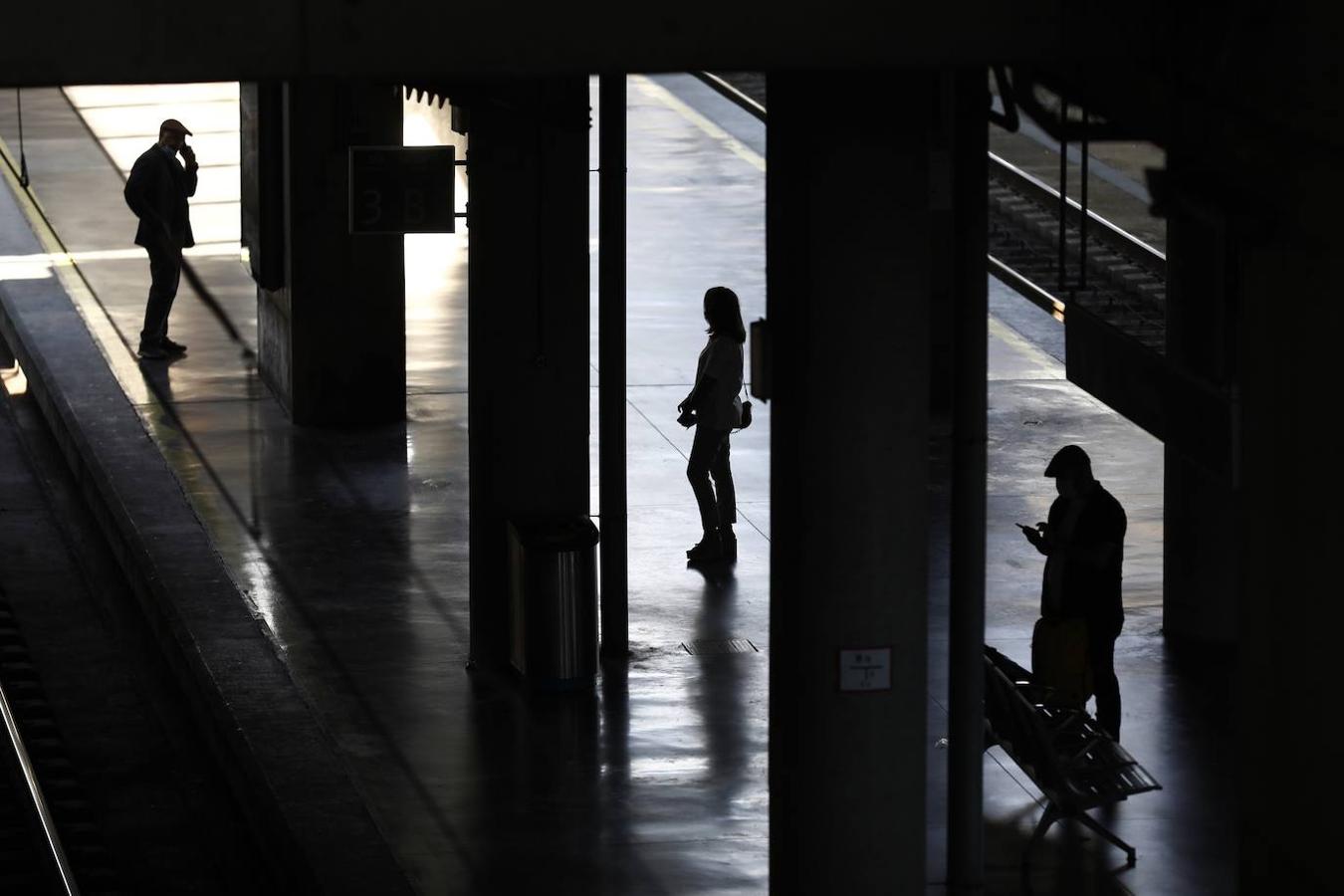 El regreso de los viajeros a la estación de AVE de Córdoba, en imágenes