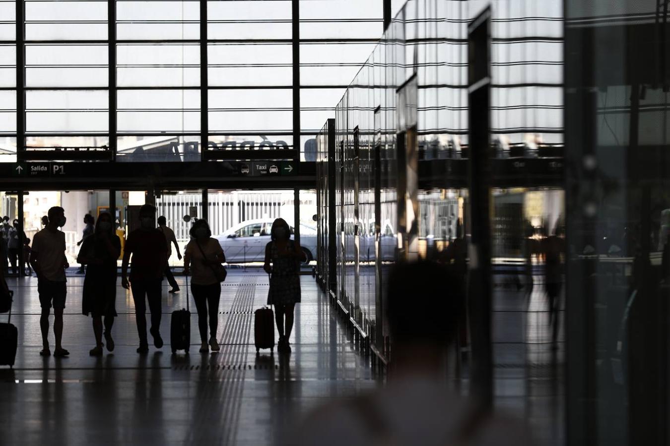 El regreso de los viajeros a la estación de AVE de Córdoba, en imágenes