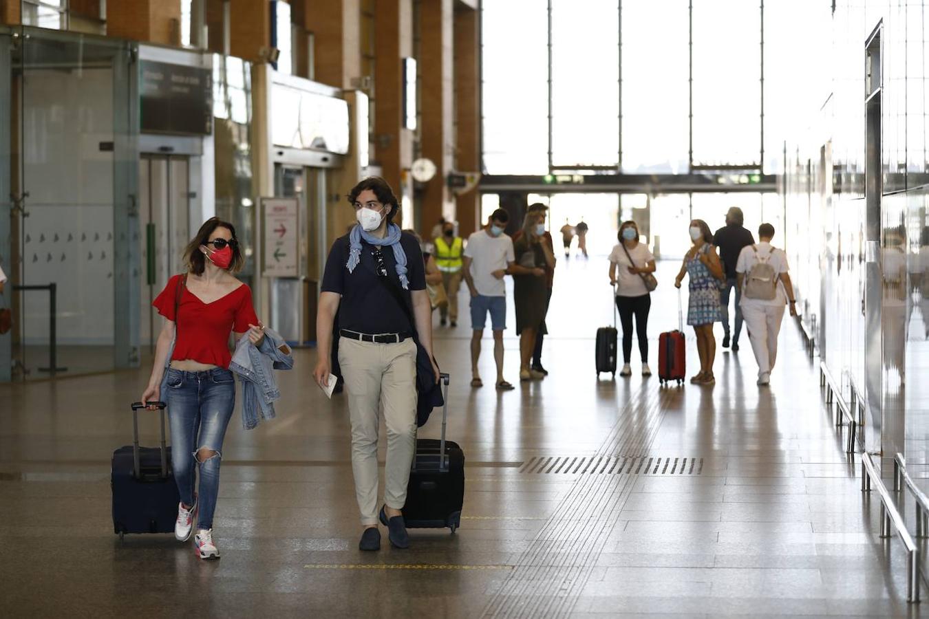 El regreso de los viajeros a la estación de AVE de Córdoba, en imágenes