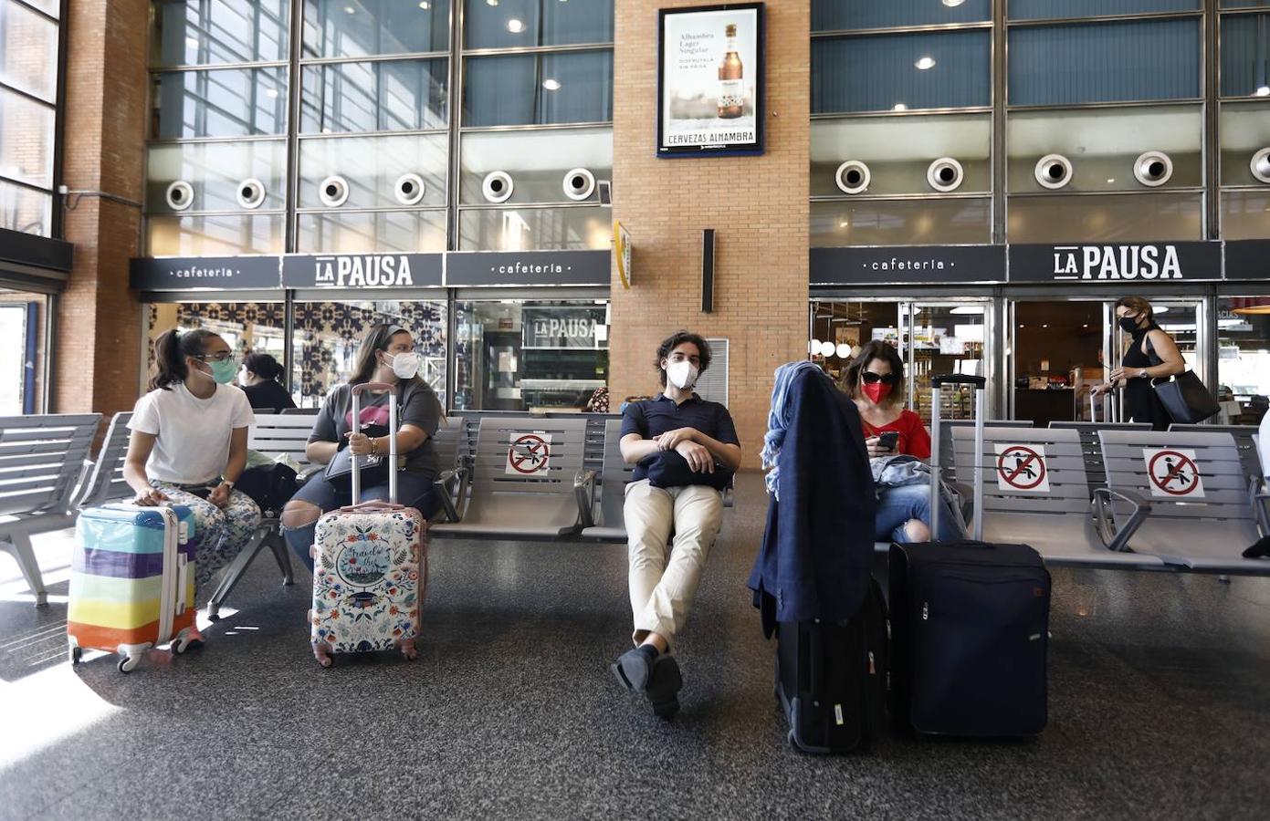 El regreso de los viajeros a la estación de AVE de Córdoba, en imágenes