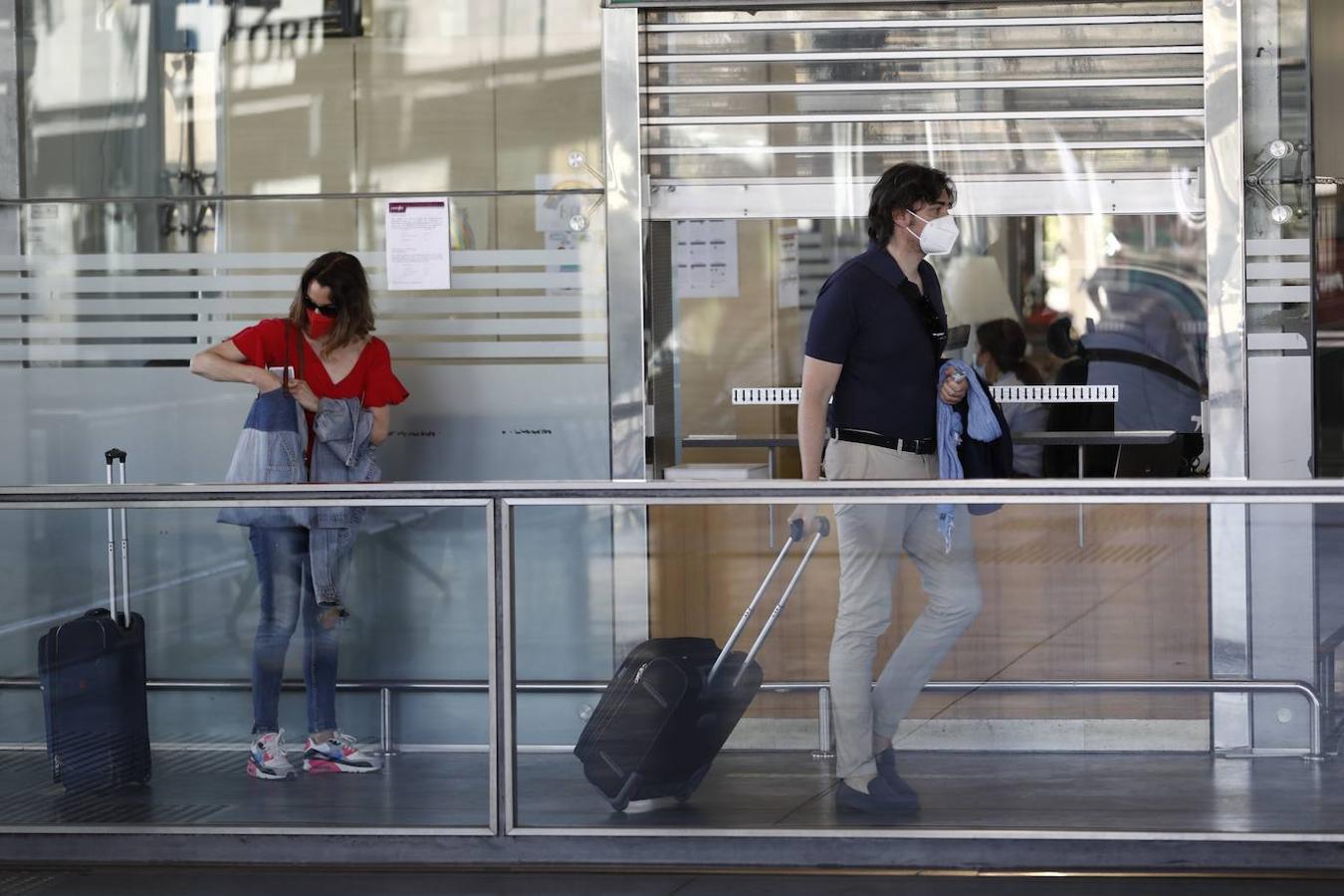 El regreso de los viajeros a la estación de AVE de Córdoba, en imágenes