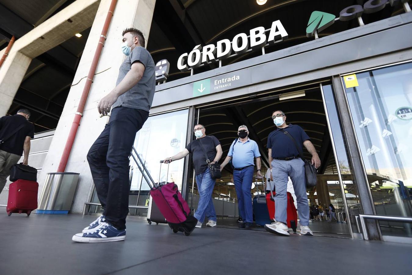 El regreso de los viajeros a la estación de AVE de Córdoba, en imágenes