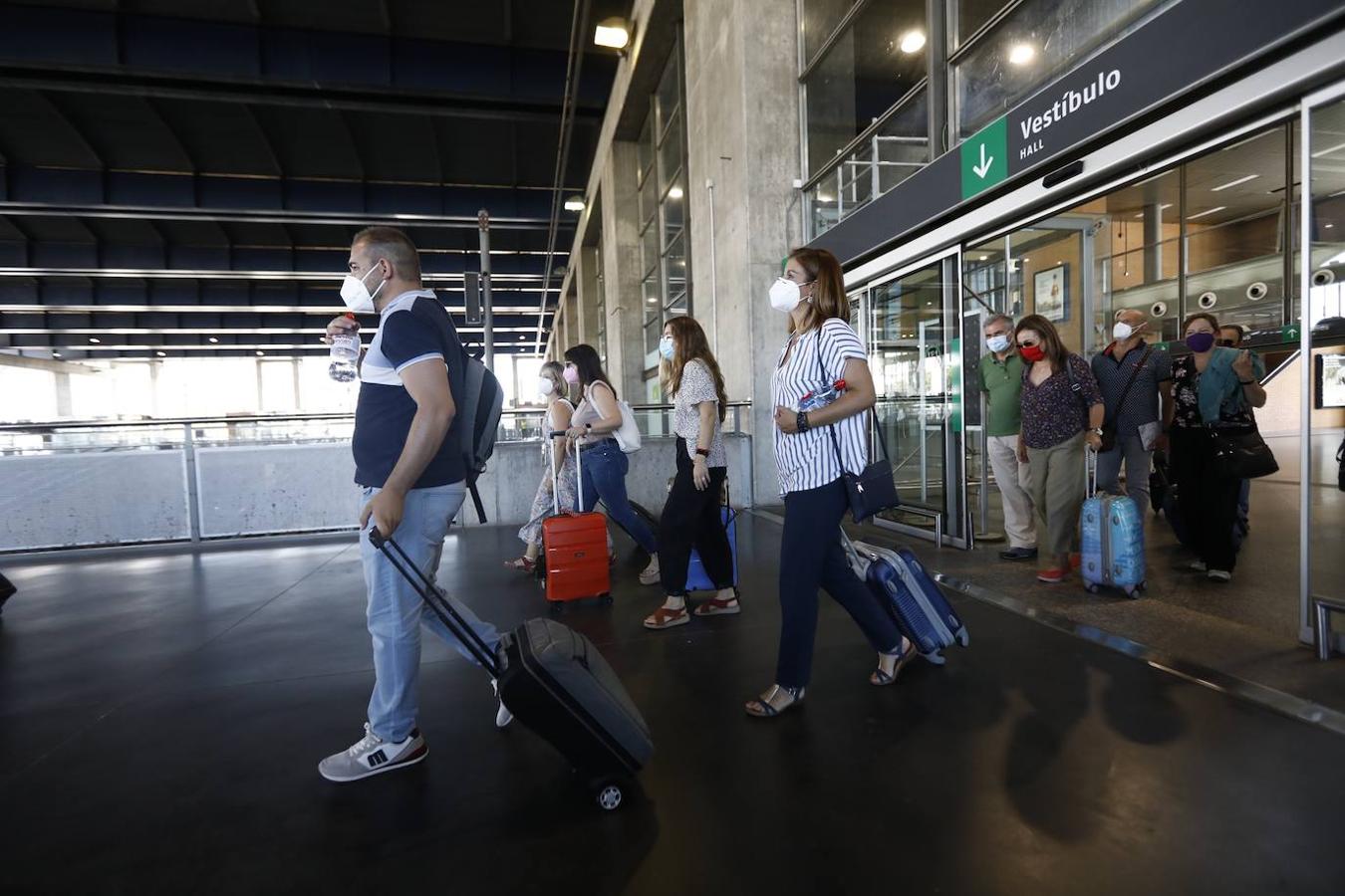 El regreso de los viajeros a la estación de AVE de Córdoba, en imágenes