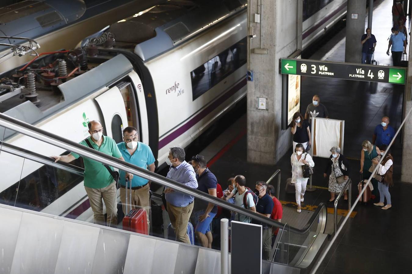 El regreso de los viajeros a la estación de AVE de Córdoba, en imágenes