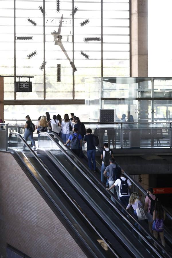 El regreso de los viajeros a la estación de AVE de Córdoba, en imágenes