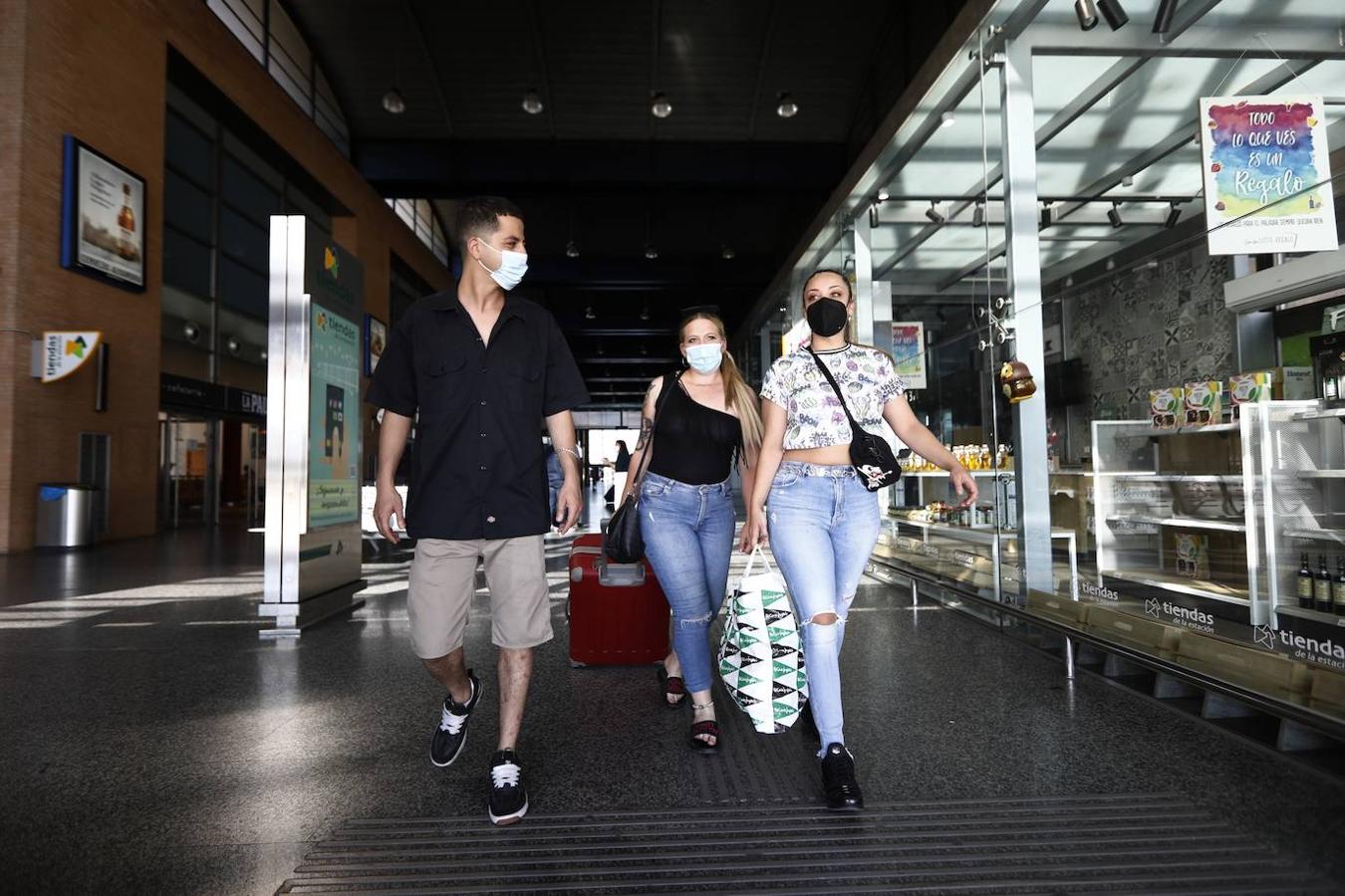 El regreso de los viajeros a la estación de AVE de Córdoba, en imágenes