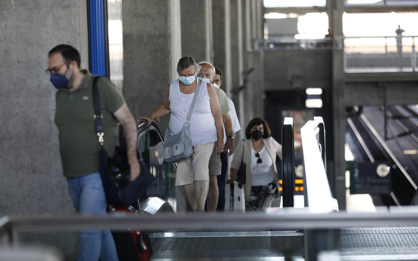 El regreso de los viajeros a la estación de AVE de Córdoba, en imágenes