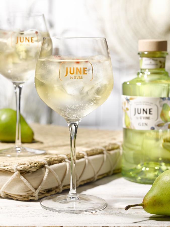 June by G’Vine Pera y Cardamomo. Una creación vibrante que sorprende por su gran sabor afrutado y dulce. Esta ginebrae destaca por la gran calidad y originalidad del producto, así como por el equilibrio perfecto entre la dulzura natural de la pera y la delicadeza del cardamomo. Una opción ideal para degustar durante el día gracias a su frescura y ligereza, que se convierte en una elección excepcional para acompañar un delicioso brunch, la primera copa de la tarde o un afterwork con amigos. (24,95€)