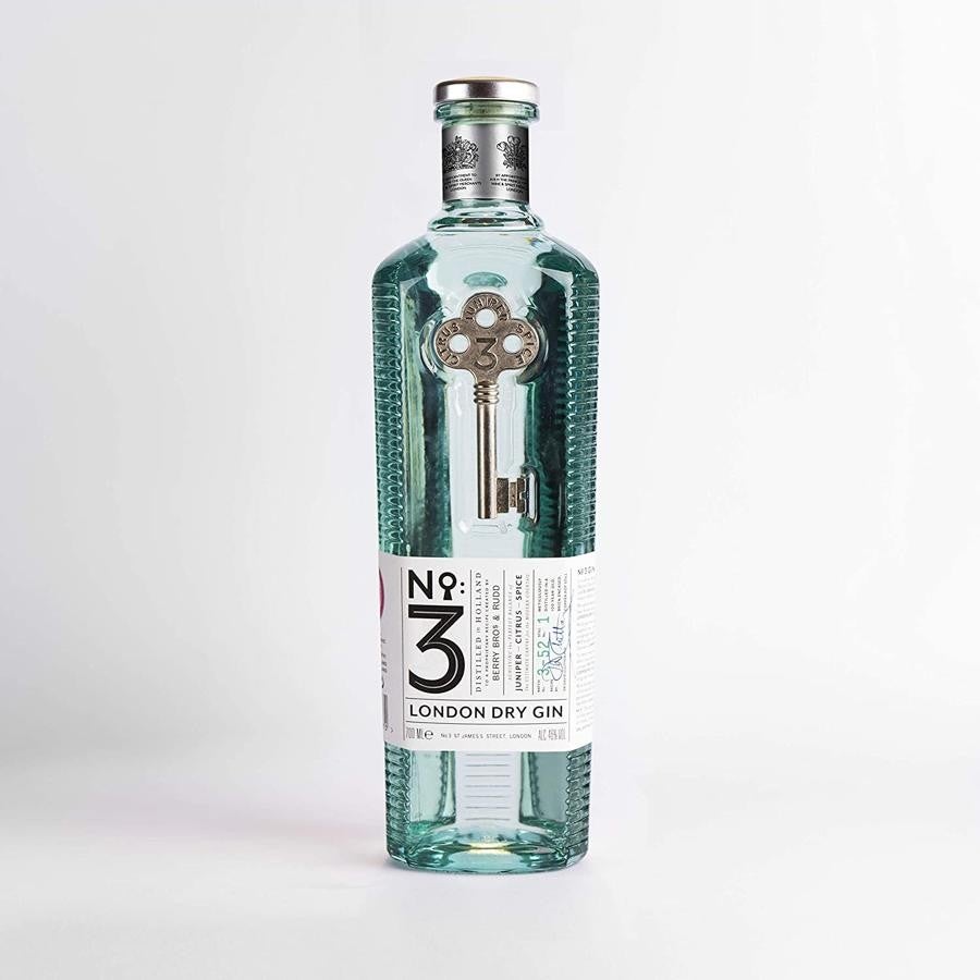 Nº3 London Dry Gin. Esta ginebra se elabora a partir de una receta de Berry Bros. &amp; Rudd, compañía con más de 300 años de tradición y experiencia en el sector de los espirituosos. Esencias botánicas del enebro italiano, piel de naranjas españolas, raíz de angélica, cilantro marroquí, cardamomo y piel de pomelo. Todo ello da una ginebra perfectamente equilibrada, suave, con notas florales, de especias y un toque picante. (27,50€)