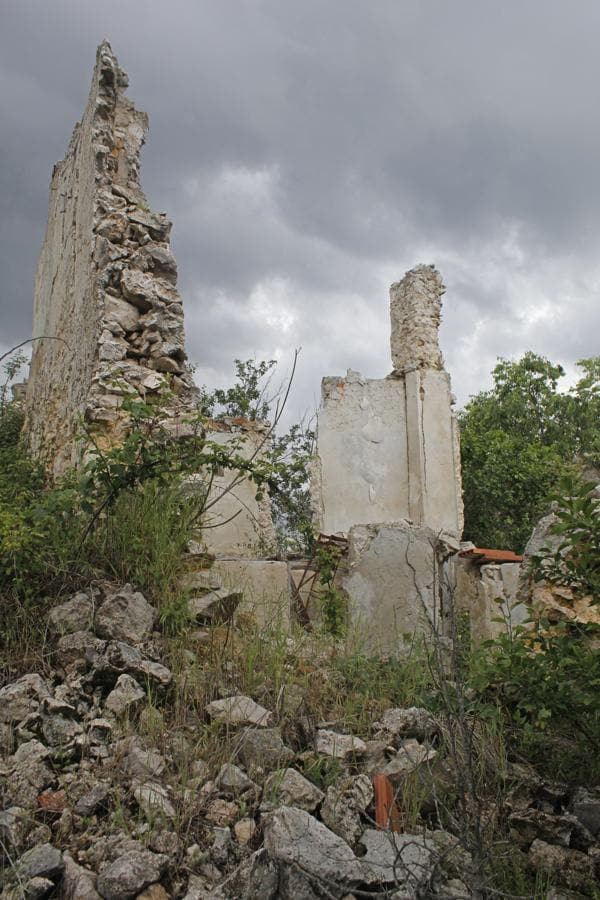 Restos de muro y escombros de una de las antiguas casas de Hontanillas. Apenas queda nada en pie del antiguo pueblo. 