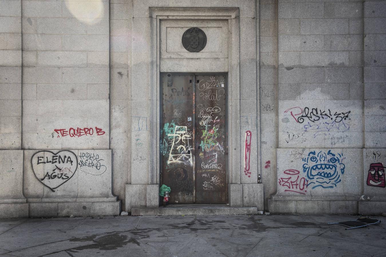 Arco de la Victoria. Rodeado por grafitis, el Consorcio Regional de Transportes es el encargado desde 2006 de cuidar el monumento erigido en 1956. El Ayuntamiento y la Complutense negocian la cesión del uso del espacio para proceder a su restauración. 