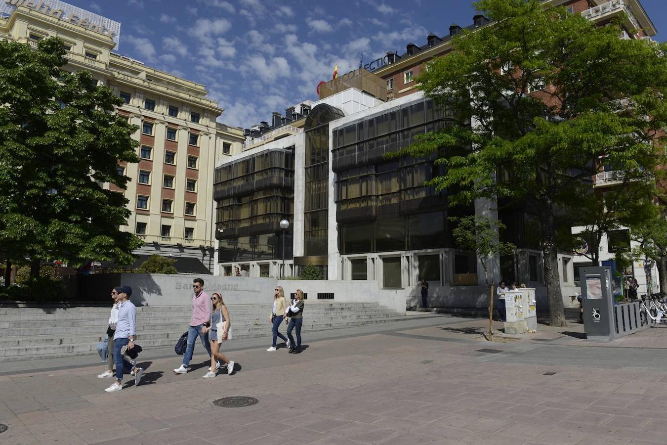 Banco Madrid. Intervenido por el Banco de España en 2015, el edificio de Colón lleva sin uso seis años. En 2017 fue okupado por Hogar Social, desalojados un año más tarde.. 