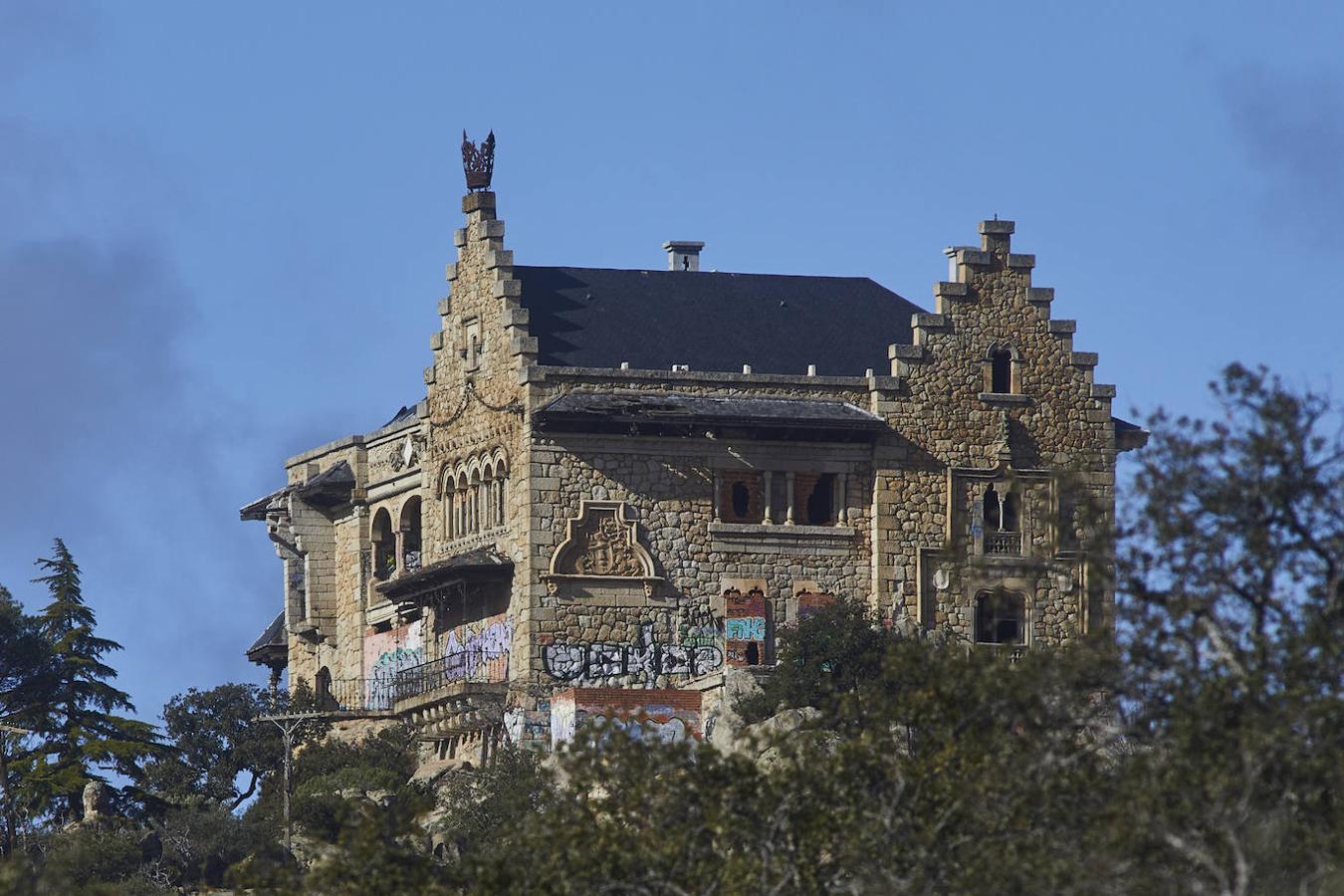 Palacio del Canto del Pico. Declarado Bien de Interés Cultural (BIC) en 1930, la residencia de recreo de Francisco Franco en Torrelodones se ha rendido al vandalismo. Se trata de una propiedad privada sobre la que la Dirección General de Patrimonio de la Comunidad y el Ayuntamiento de Torrelodones estudian la posibilidad de hacer una permuta de terrenos y llevar a cabo un plan de rehabilitación.. 