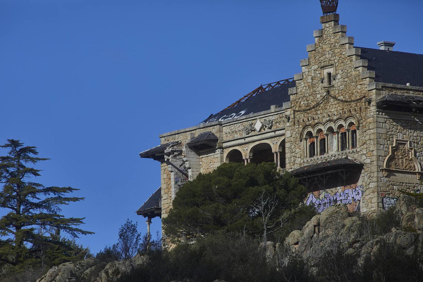 Palacio del Canto del Pico. Declarado Bien de Interés Cultural (BIC) en 1930, la residencia de recreo de Francisco Franco en Torrelodones se ha rendido al vandalismo. Se trata de una propiedad privada sobre la que la Dirección General de Patrimonio de la Comunidad y el Ayuntamiento de Torrelodones estudian la posibilidad de hacer una permuta de terrenos y llevar a cabo un plan de rehabilitación.. 