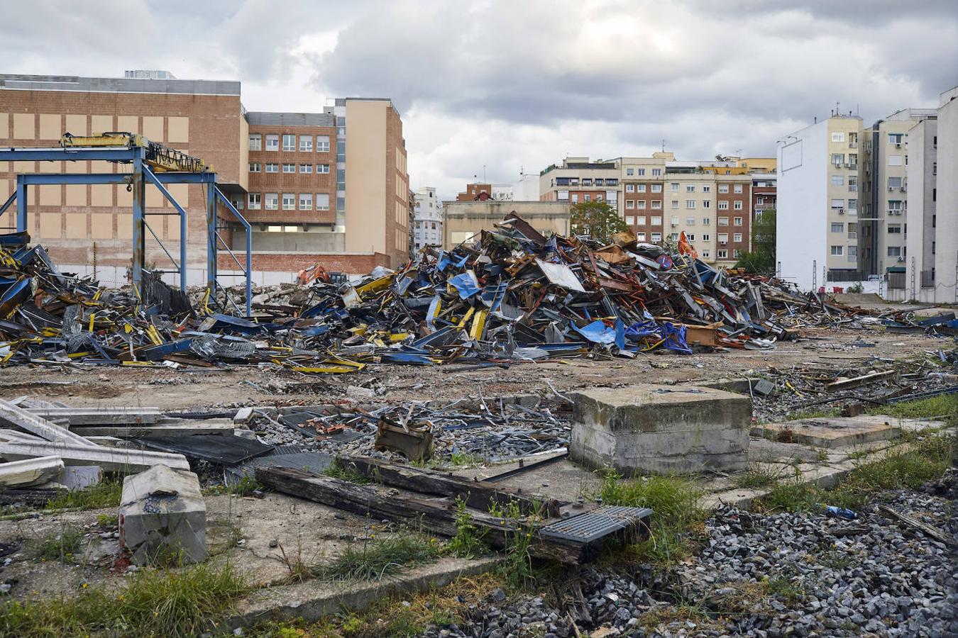 Cocheras de Cuatro Caminos. Envueltos en lío judicial desde hace años, las obras de desmontaje comenzaron hace apenas unas semanas. En la zona se prevén construir más de 400 viviendas.. 