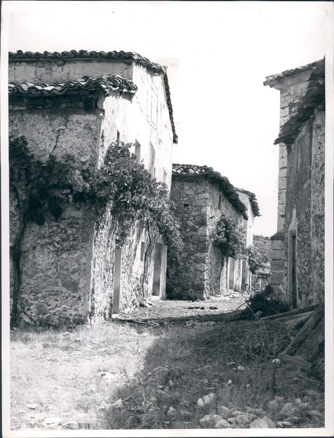 Las calles de Hontanillas y sus casas, con parras en las fachadas. 