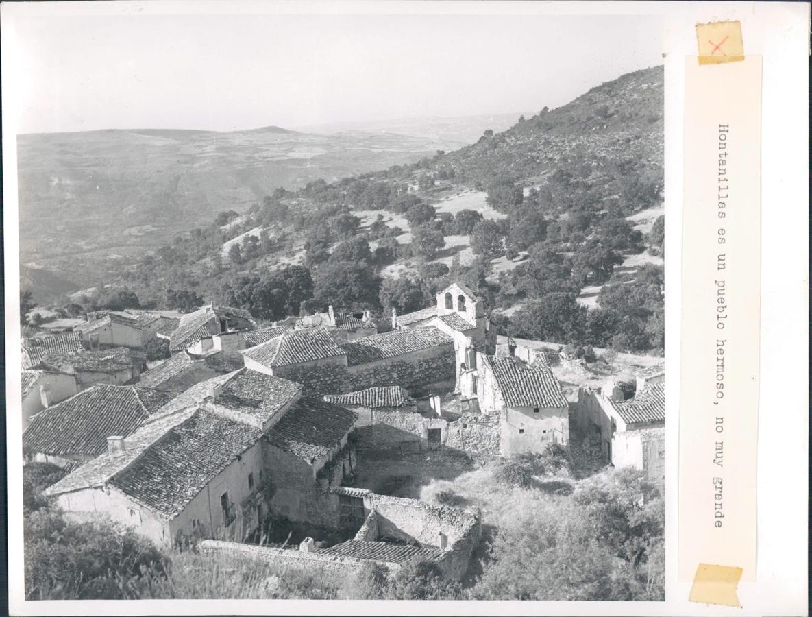 Vista de Hontanillas poco después del abandono. Las casas todavía se mantenían en un relativo buen estado. 