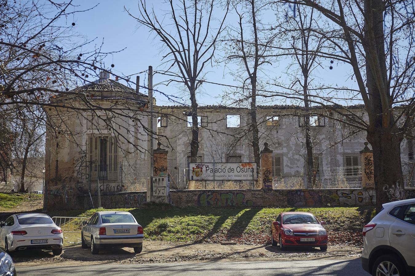 Palacio de Osuna. Bien de Interés Patrimonial (BIP) construido en el S. XVIII por orden el castrati Farinelli, el abandonado edificio fue devorado por un incendio en 2018. Continúa reducido a escombros.. 