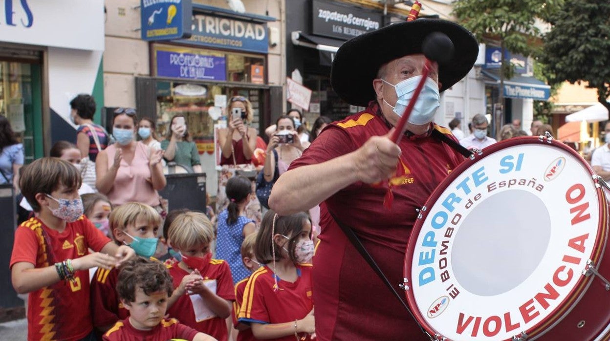 Eurocopa 2021: Manolo el del Bombo calienta motores en Sevilla