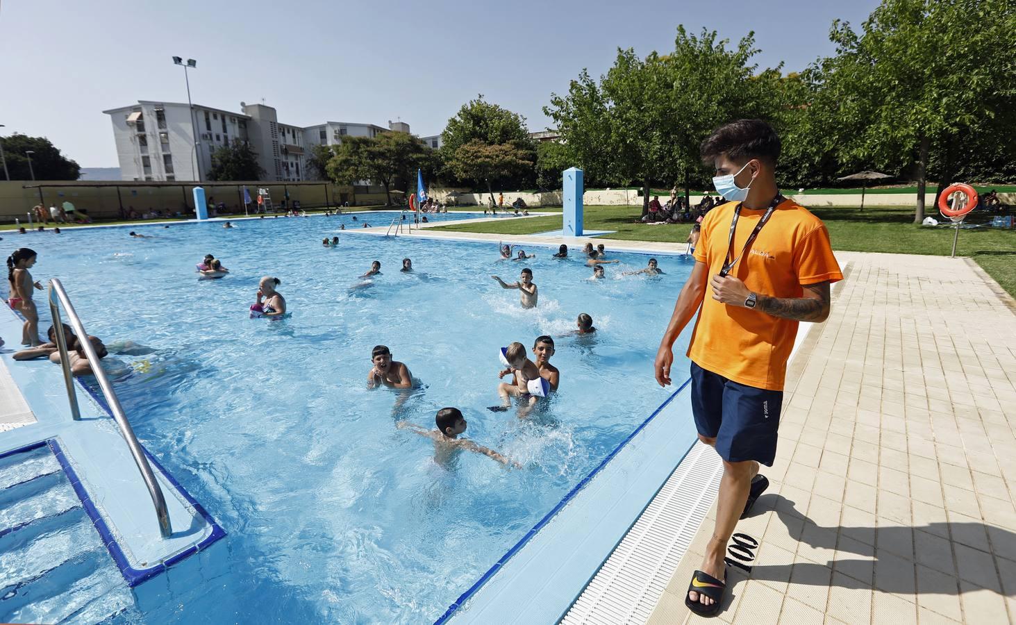 La piscina de la calle Marbella de Córdoba, en imágenes