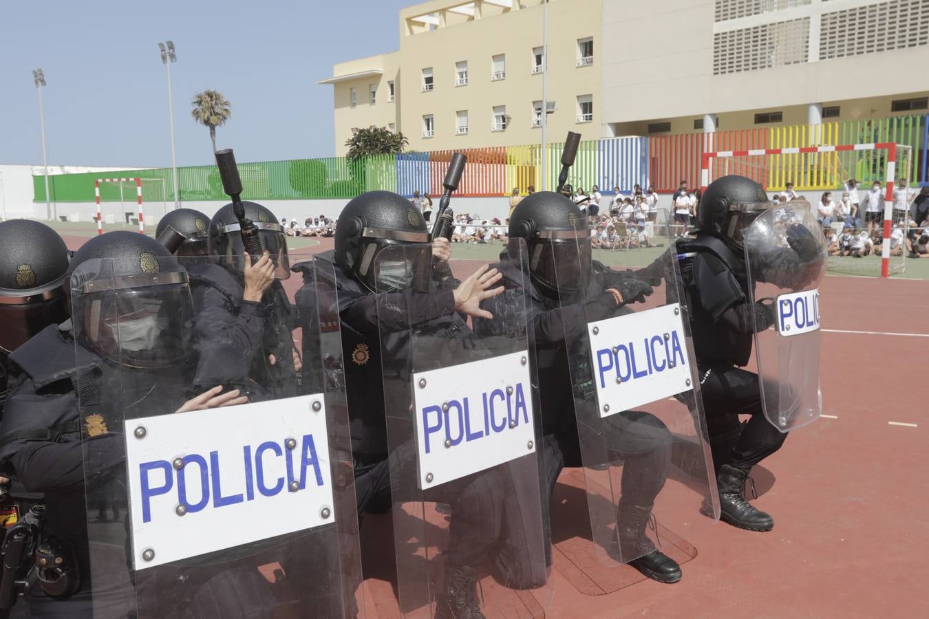 Fotos: La clase magistral de la Policía en el colegio San José-Esclavas de Cádiz