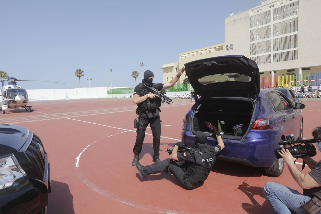 Fotos: La clase magistral de la Policía en el colegio San José-Esclavas de Cádiz