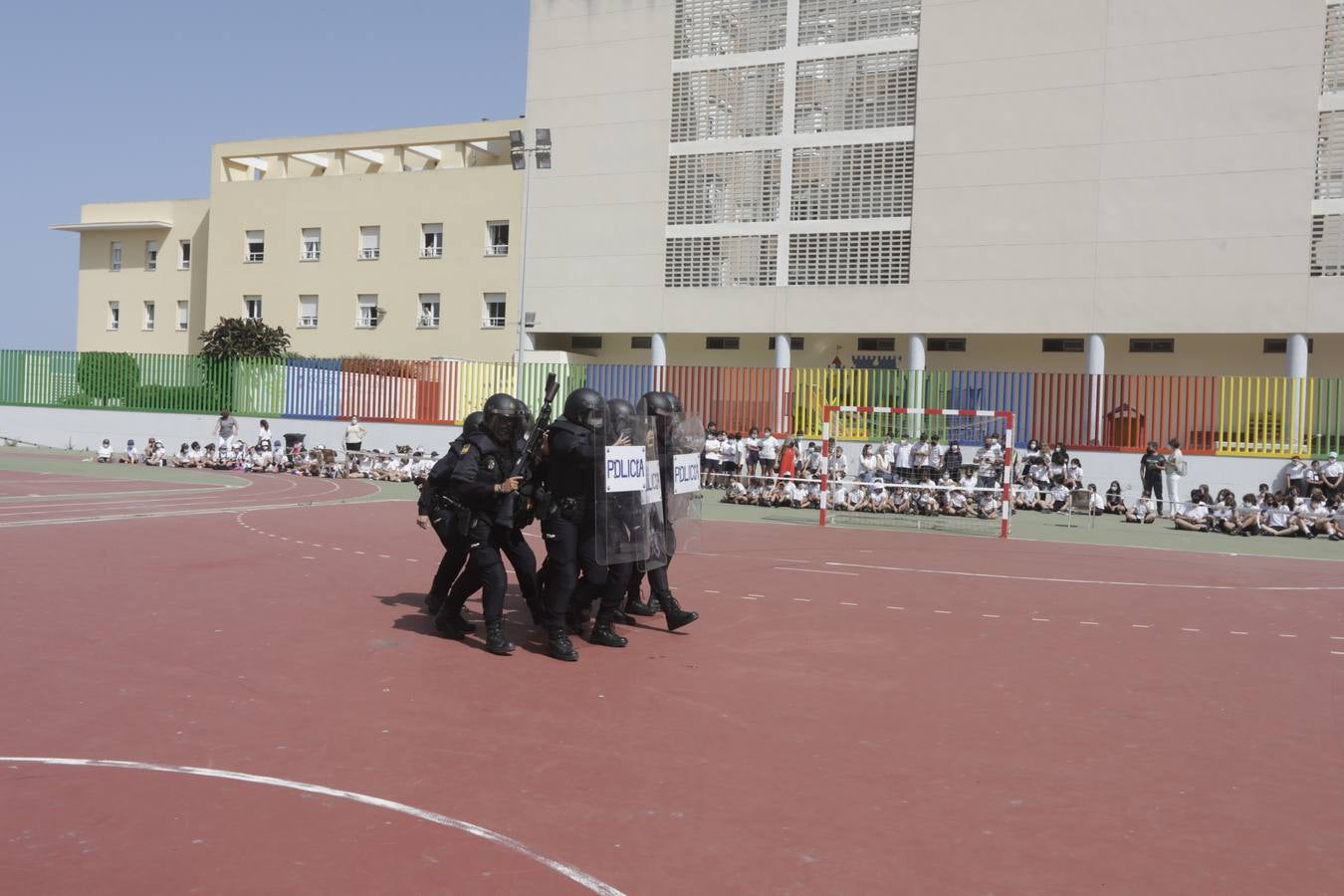 Fotos: La clase magistral de la Policía en el colegio San José-Esclavas de Cádiz