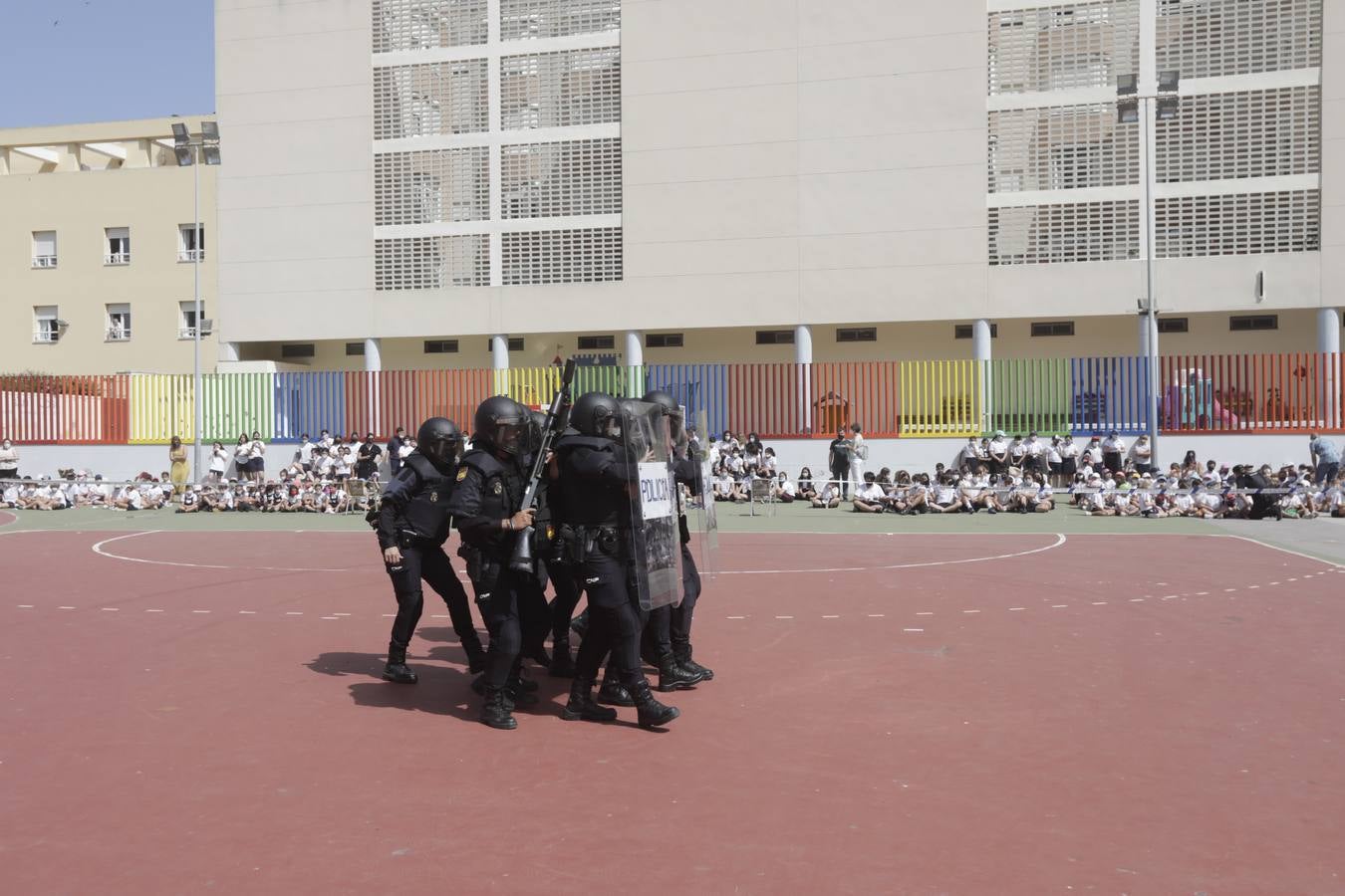 Fotos: La clase magistral de la Policía en el colegio San José-Esclavas de Cádiz