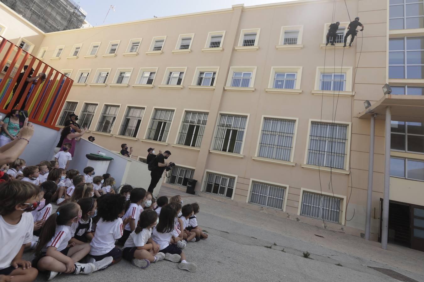 Fotos: La clase magistral de la Policía en el colegio San José-Esclavas de Cádiz