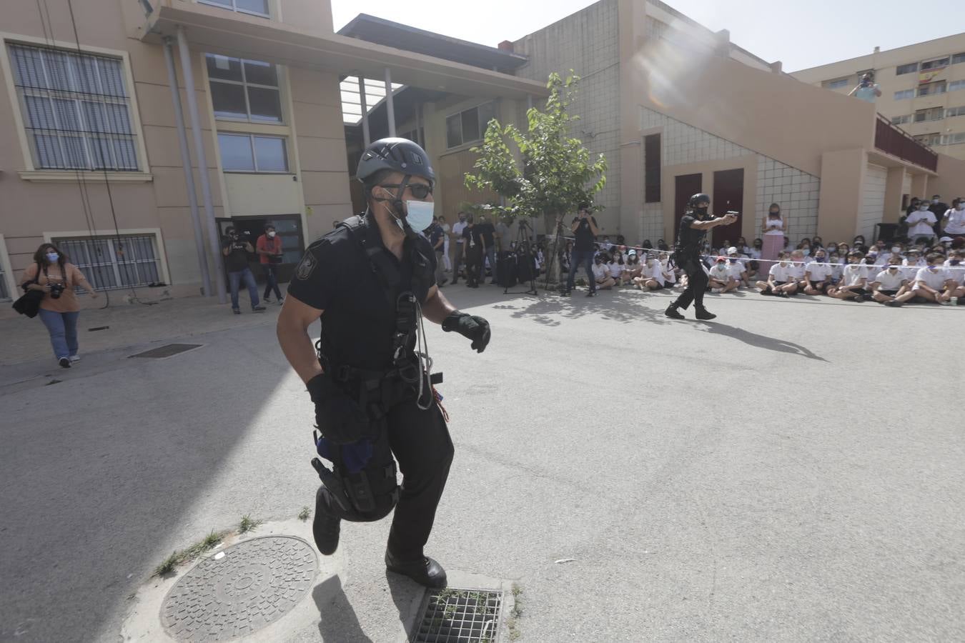 Fotos: La clase magistral de la Policía en el colegio San José-Esclavas de Cádiz