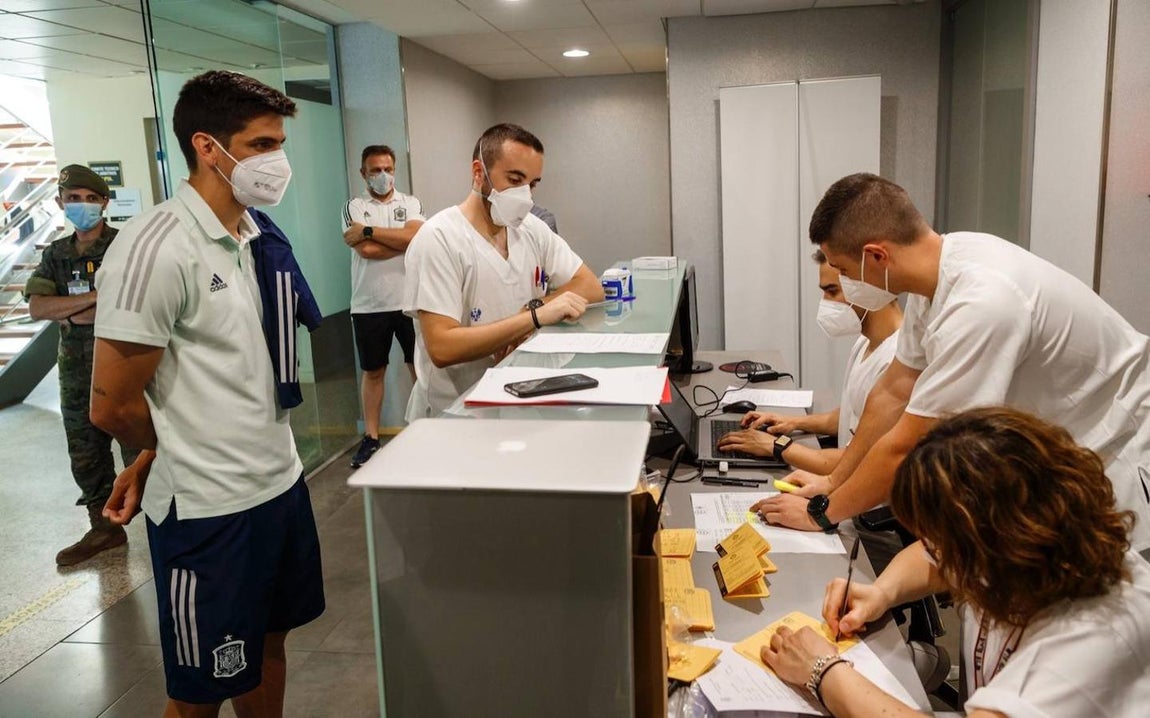 Los jugadores de la selección española reciben la vacuna contra el coronavirus
