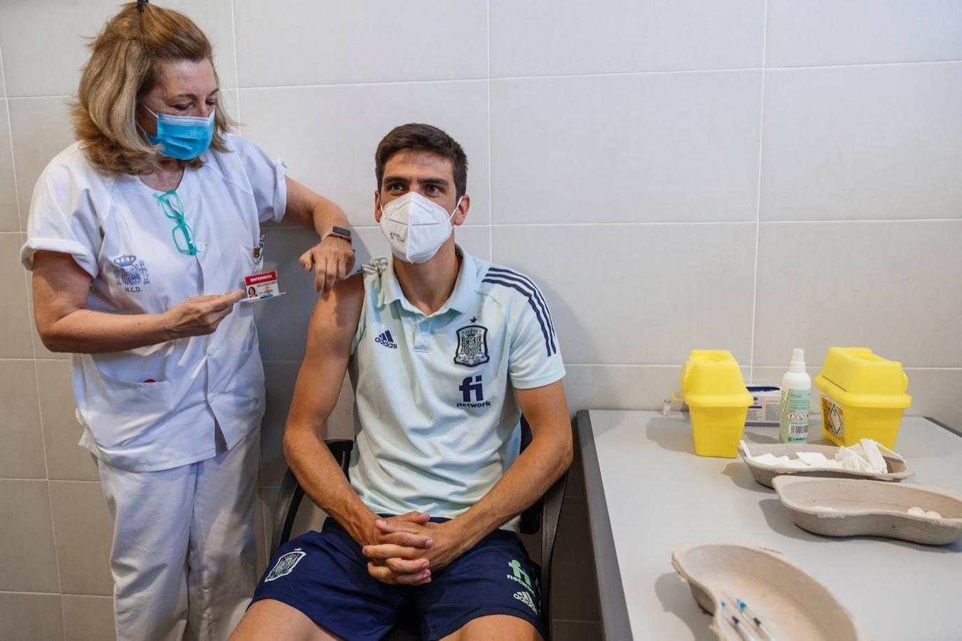 Los jugadores de la selección española reciben la vacuna contra el coronavirus