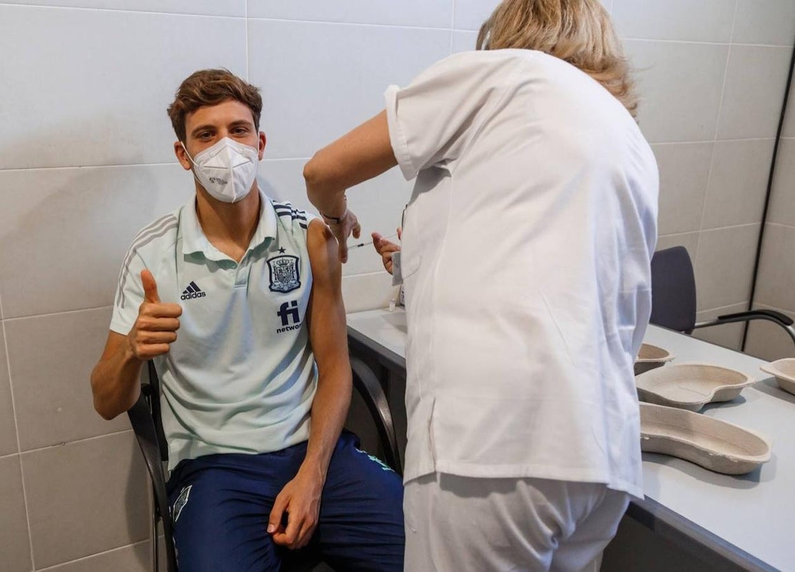 Los jugadores de la selección española reciben la vacuna contra el coronavirus