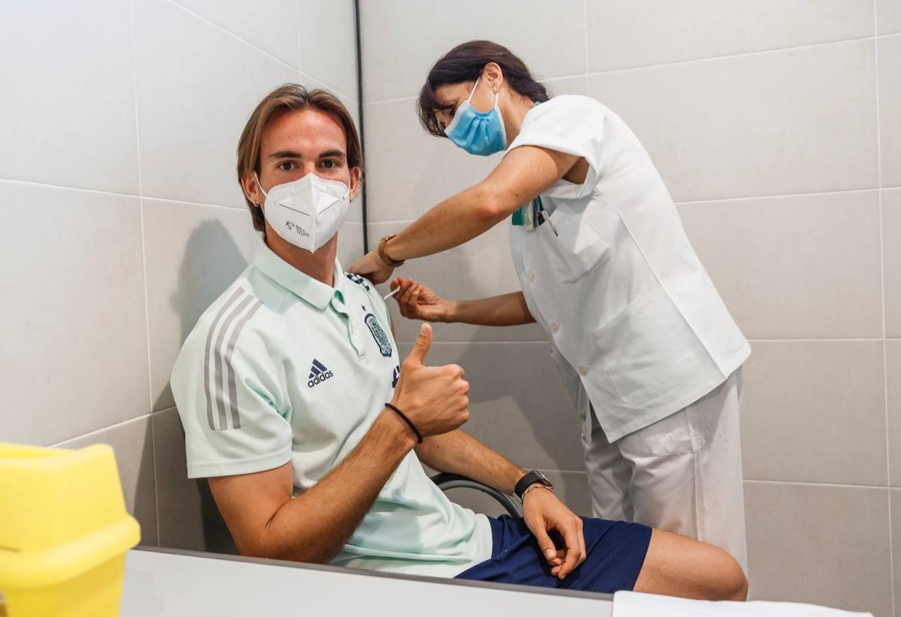 Los jugadores de la selección española reciben la vacuna contra el coronavirus