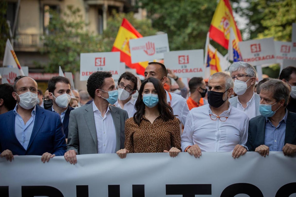 El líder del PP catalán, Alejandro Fernández, el portavoz nacional de Ciudadanos (Cs), Edmundo Bal, la líder del partido, Inés Arrimadas y el líder de Cs en Catalunya, Carlos Carrizosa, durante una concentración convocada por el partido político Ciudadanos, acompañados por el PP de Cataluña contra los indultos, frente a la delegación del Gobierno de Cataluña. 