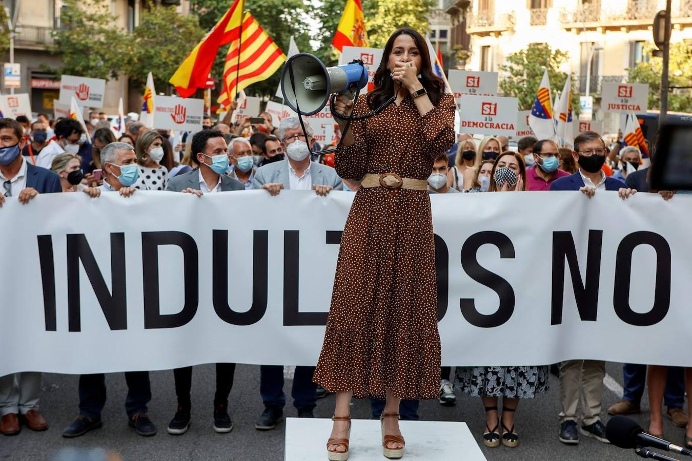 La presidenta de Ciudadanos (Cs), Inés Arrimadas (C), participa en la concentración contra los indultos convocada bajo el lema de «No en nuestro nombre», este viernes en Barcelona. 