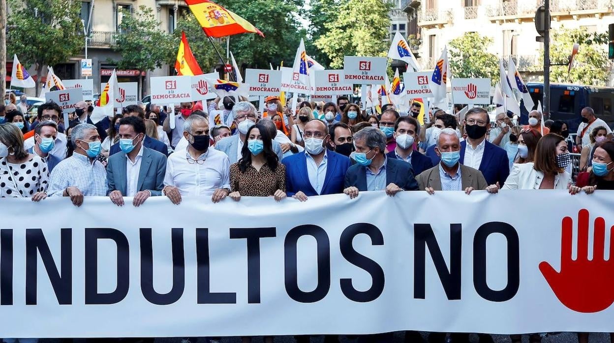 En imágenes: Centenares de personas protestan contra los indultos a los dirigentes independentistas