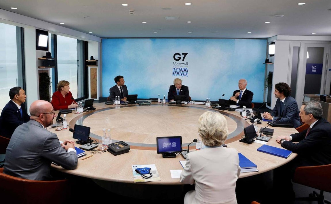 (De izquierda a derecha) El presidente del Consejo Europeo, Charles Michel, el primer ministro de Japón, Yoshihide Suga, la canciller de Alemania, Angela Merkel, el presidente de Francia, Emmanuel Macron, el primer ministro de Gran Bretaña, Boris Johnson, el presidente de los Estados Unidos, Joe Biden, el primer ministro de Canadá, Justin Trudeau, el primer ministro de Italia, Mario Draghi y la presidenta de la Comisión Europea, Ursula von der Leyen, asisten a una sesión de trabajo en la cumbre del G-7. 