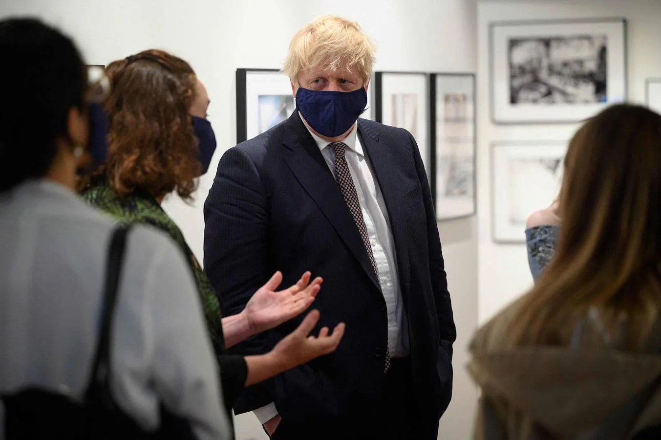 El primer ministro británico, Boris Johnson, habla sobre el límite de la ayuda exterior con un miembro de un grupo de compromiso durante una visita al Museo Marítimo de Falmouth. 