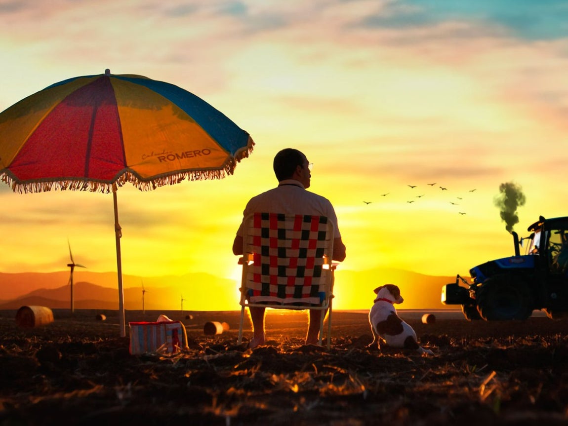 Historias Lamentables - Amazon Prime Video y en los cines. Javier Fesser se arriesgó a estrenar 'Historias lamentables' en Amazon Prime Video, renunciando en un primer momento a disfrutar del rebufo de su éxito con 'Campeones' (Goya a mejor película y una taquilla de más de 20 millones de euros). Pero el cineasta quería estrenar 'Historias lamentables' en cines, ahí donde siempre concibió proyectarla. Por fin lo ha logrado este viernes, por un empeño personal. Sus 'Historias...' llegan justo seis meses después de su paso por la plataforma (donde todavía está) para disfrutar en la pantalla grande de unos personajes tan perdedores como, muy en el fondo, casi bondadosos. Y, lo más importante, siempre con el humor y la 'chispa' que Fesser sabe disparar en sus películas.