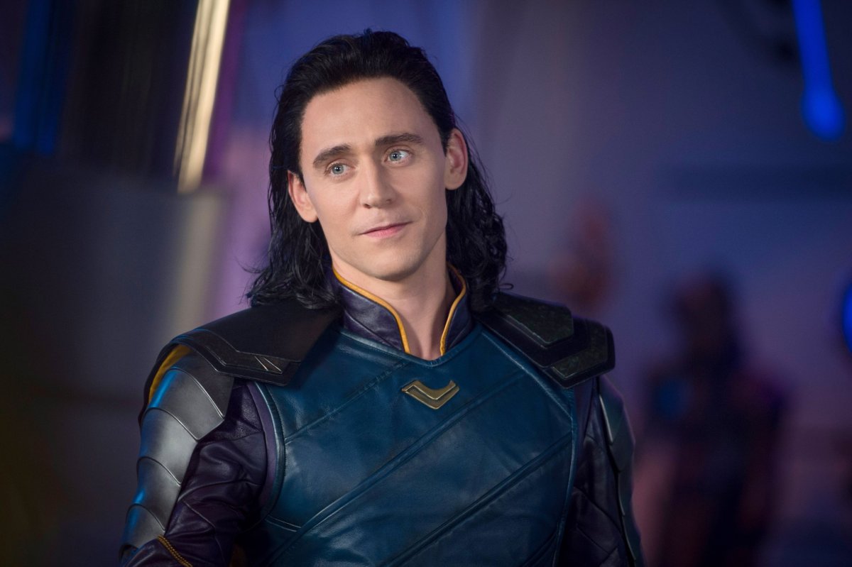 'Loki' - Disney+. Marvel tenía en casa al villano por excelencia, dispuesto a animar con sus engaños el cada vez más manido –y sobredimensionado– universo de superhéroes. Más completa que ‘Falcon y el Soldado de Invierno’ y menos original que ‘Bruja Escarlata y Visión’, las aristas de uno de los personajes más ambiguos de la franquicia y los viajes en el tiempo que dominan la trama permiten que esta ficción aúne, e incluso mejore, las grandes bazas de sus predecesoras. Una divertida aventura de la mano de un Tom Hiddleston en su salsa. Disponible semanalmente en Disney+.