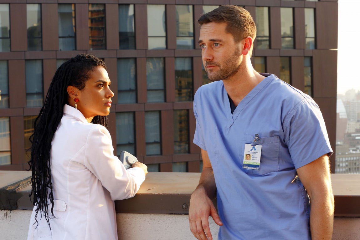 New Amsterdam - Netflix. Netflix ha puesto ahora de moda 'New Amsterdam' pese a estar a punto de estrenar su tercera temporada. Algo tienen las series de temática médica que enganchan a un sector de la audiencia que ya conoce a la perfección términos como 'punción lumbar' gracias a grandes predecesoras del género, como 'Urgencias' o 'Anatomía de Grey'. La serie de NBC dista mucho, sin embargo, de los dramas de los médicos de Seattle o de los protagonizados en su día por el doctor House y, en su lugar, se adentra en las carencias del sistema de salud norteamericano y en la necesidad de mejorarlo pese a la ausencia de recursos. Sí tiene 'New Amsterdam' algo que suele ser común en este tipo de ficciones: un doctor carismático y atractivo de personalidad arrolladora que no solo logra cautivar a su séquito de médicos sino también a los espectadores. Ryan Eggold (Max Goodwin) podría haber sido perfectamente el Derek Sheperd de 'Anatomía de Grey' o el Doug Ross de 'Urgencias'. Todo un 'básico' de Netflix si no quiere pasar horas navegando por el catálogo.