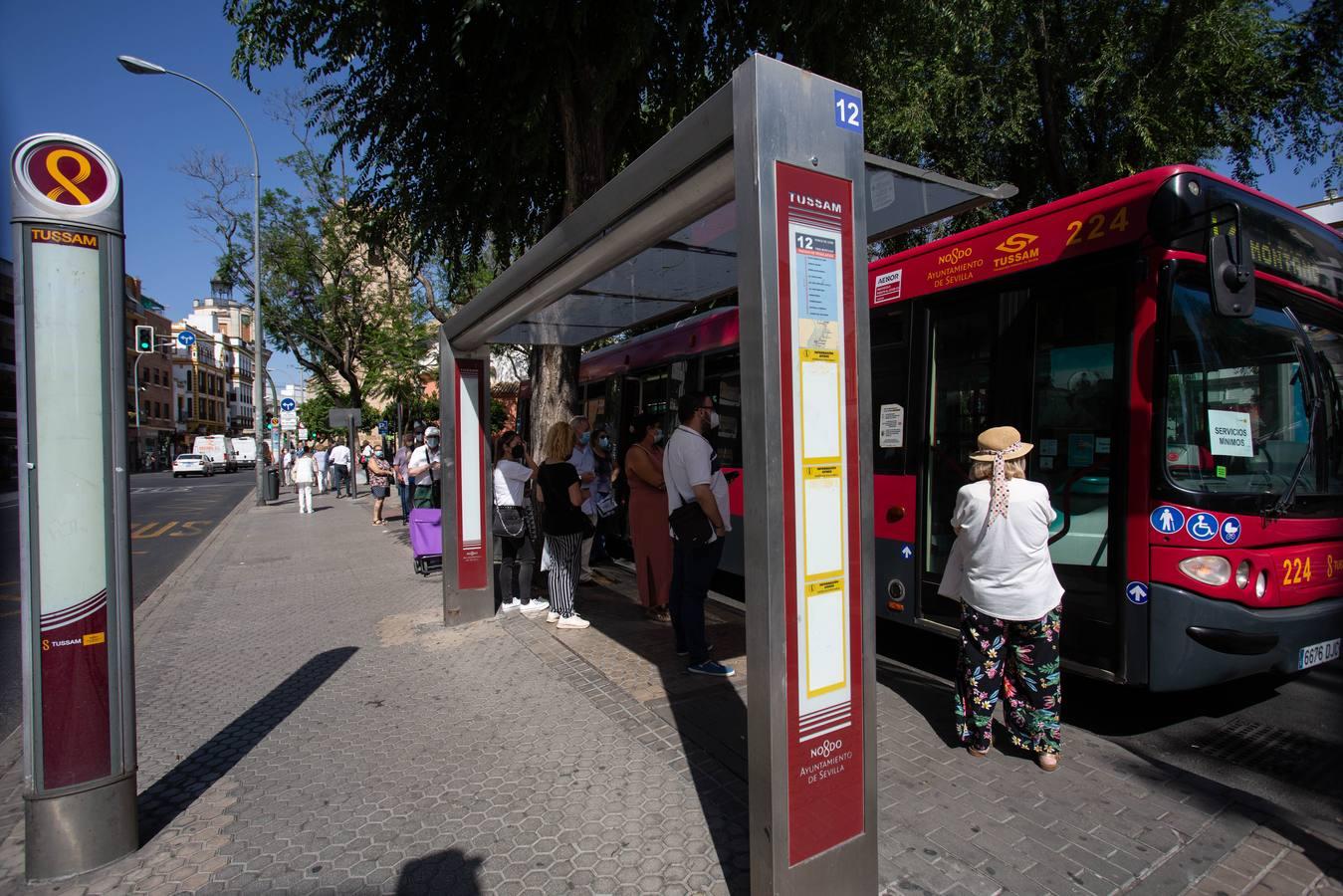 La huelga de Tussam en Sevilla apenas afecta a los usuarios: algunas colas y esperas un poco más largas