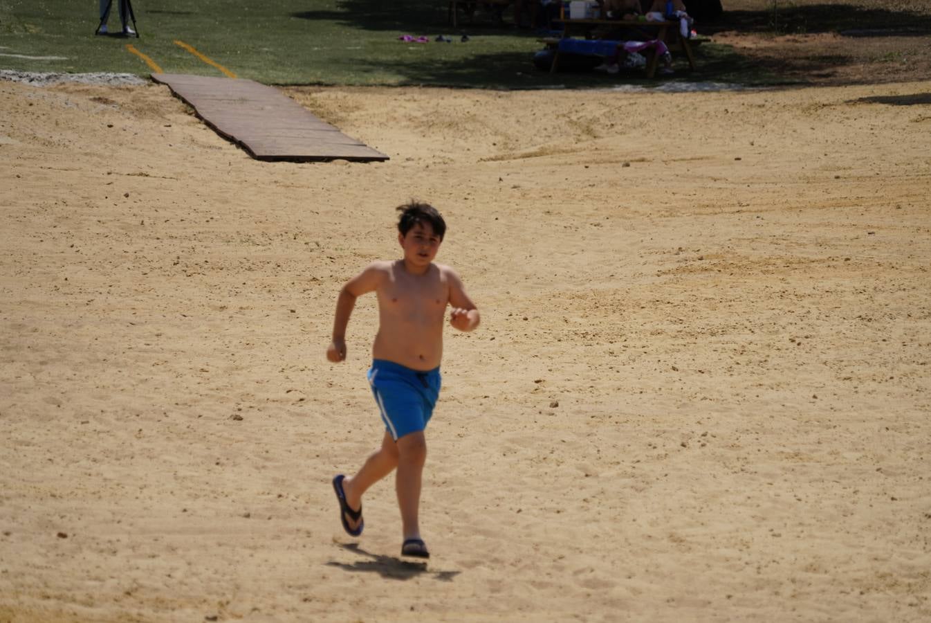 El primer baño en la playa del embalse de La Colada en Córdoba, en imágenes