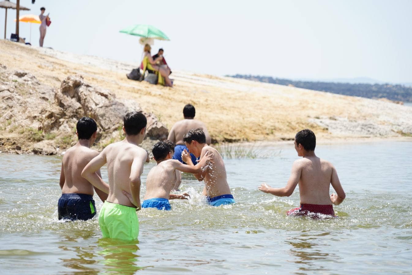 El primer baño en la playa del embalse de La Colada en Córdoba, en imágenes