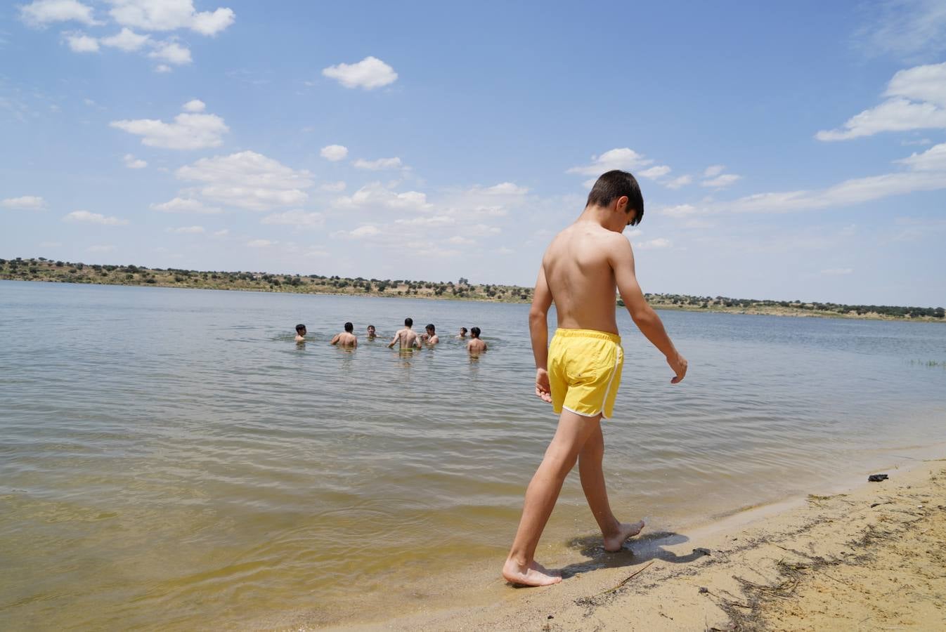 El primer baño en la playa del embalse de La Colada en Córdoba, en imágenes