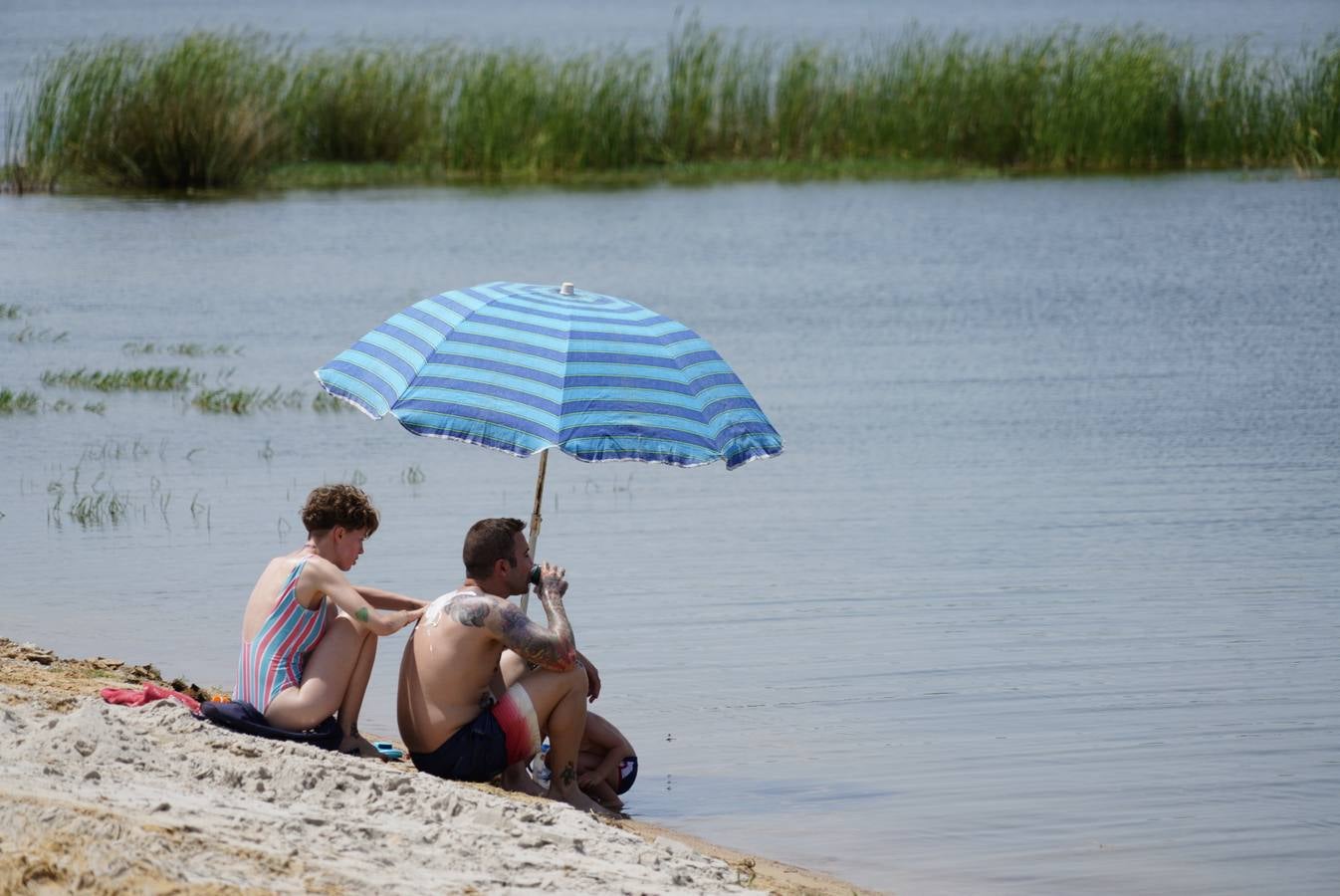 El primer baño en la playa del embalse de La Colada en Córdoba, en imágenes