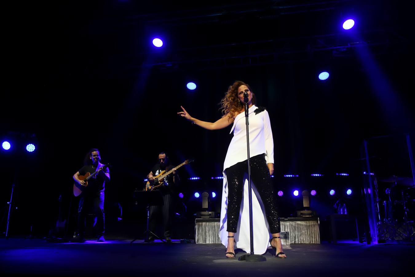 En imágenes, Pastora Soler hace vibrar a su público en su concierto de Córdoba