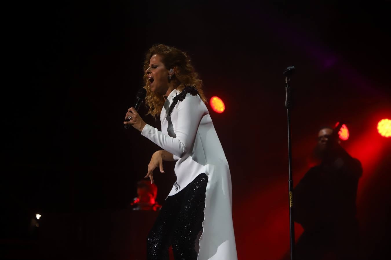 En imágenes, Pastora Soler hace vibrar a su público en su concierto de Córdoba