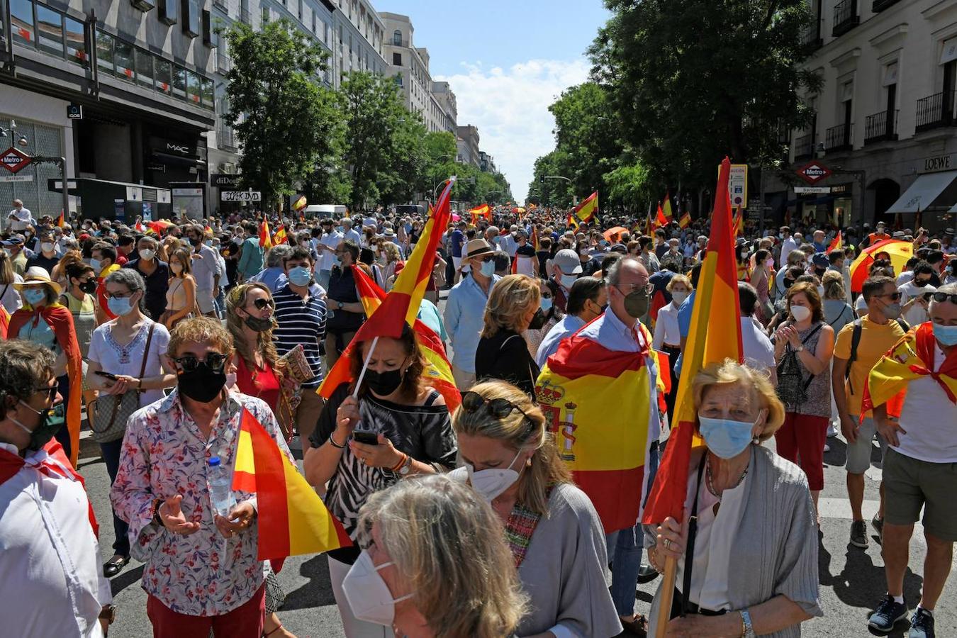 Los presidentes de PP, Vox y Ciudadanos, Pablo Casado, Santiago Abascal e Inés Arrimadas, respectivamente, han estado presentes en la manifestación, aunque no han coincidido en ningún momento y no se ha producido una foto conjunta, a diferencia de lo que ocurrió en una manifestación similar en el mismo escenario convocada el 10 de febrero de 2019.. 